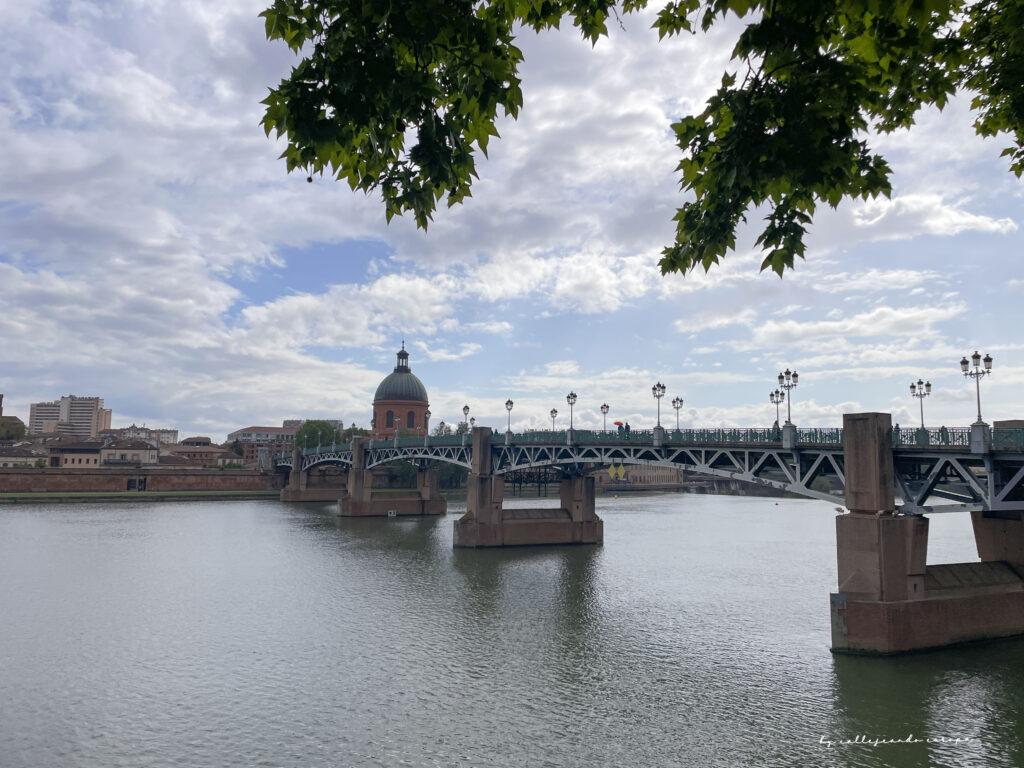 Puente de Saint-Pierre en Toulouse iluminado al atardecer sobre el río Garona