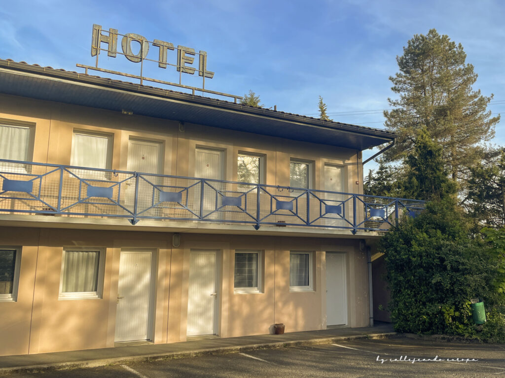 Entrada del Riv'Hotel en Maleville, alojamiento sencillo en ruta por Midi-Pyrénées