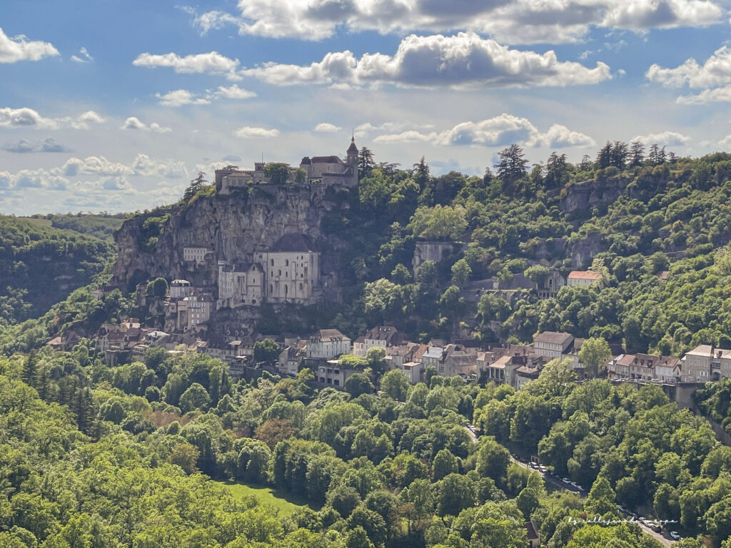 Santuario de Rocamadour encajado en la roca con vistas al valle del Alzou