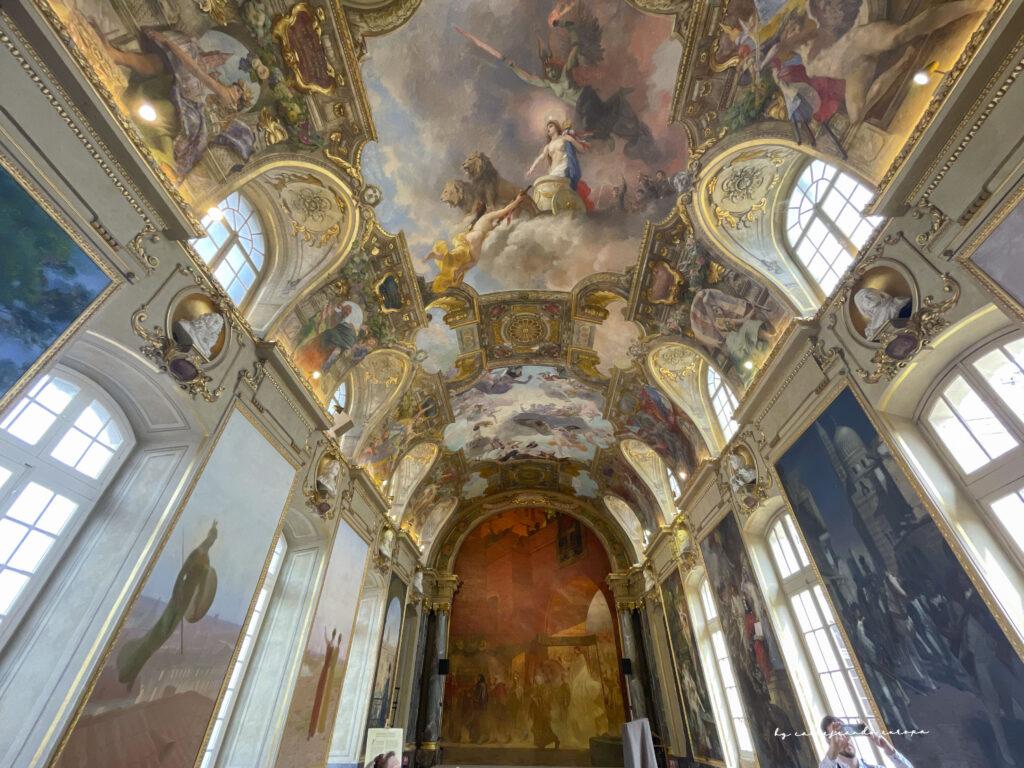 Interior decorado de la Sala de los Ilustres en el Capitolium de Toulouse con frescos y columnas