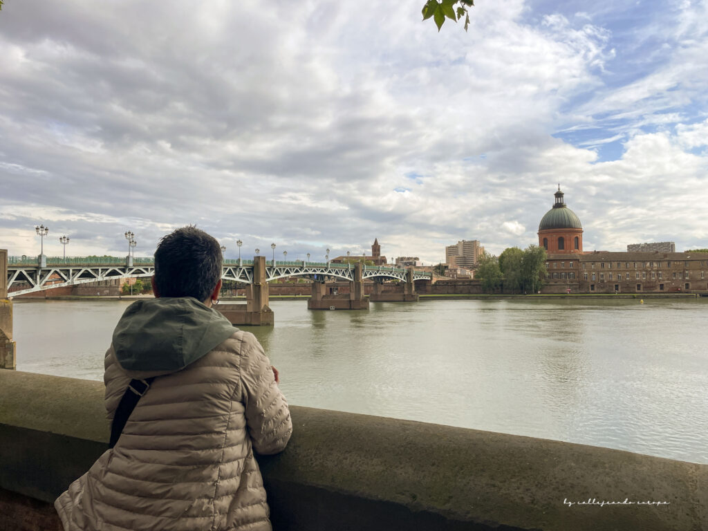 Vista del río Garona y la cúpula de la Grave en Toulouse al atardecer en EN NUESTRA RUTA POR MIDI PYRÉNÉES
