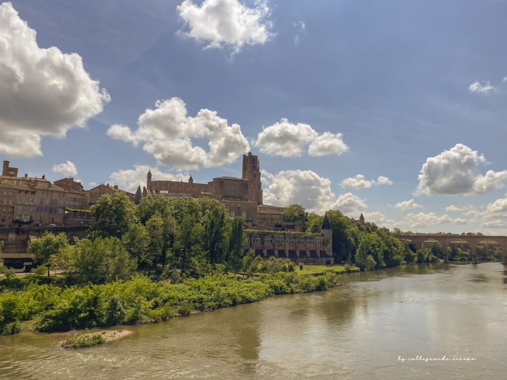 Vista del Pont Vieux de Albi con la catedral al fondo reflejada en el Tarn, un imprescindible que ver en Albi.