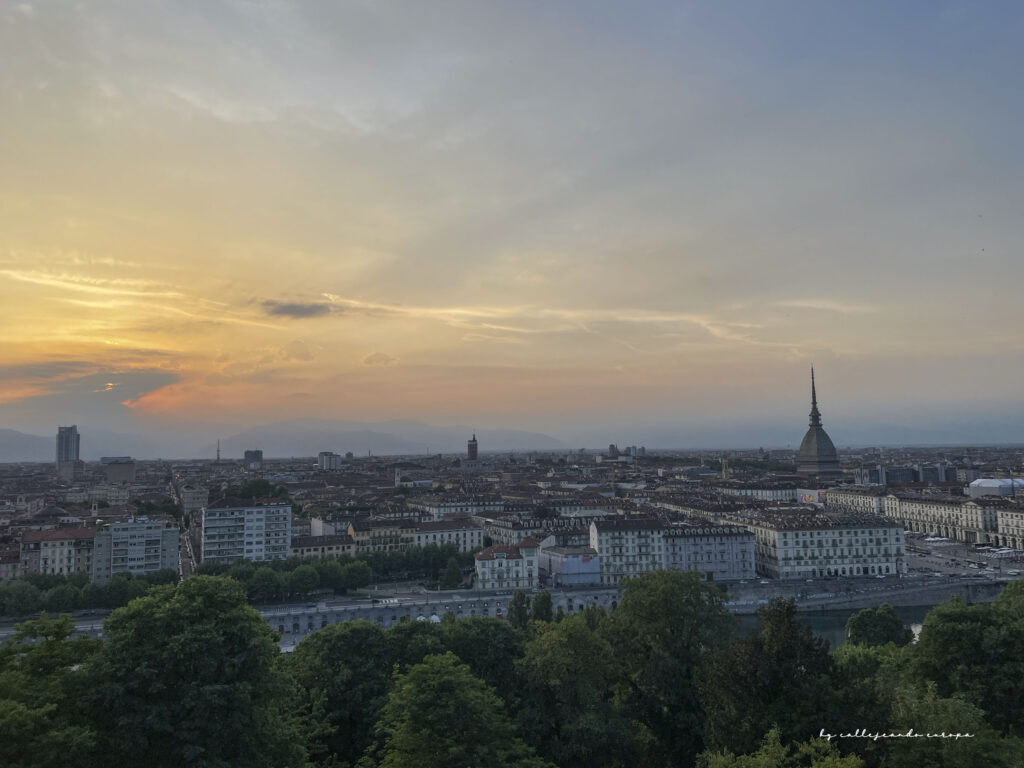 Vista panorámica de Turín desde Monte dei Cappuccini con los Alpes al fondo y la Mole Antonelliana