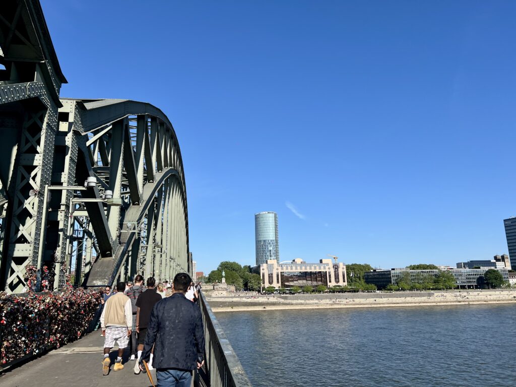 Vista de los candados del puente Hohenzollern sobre el río Rin en Colonia