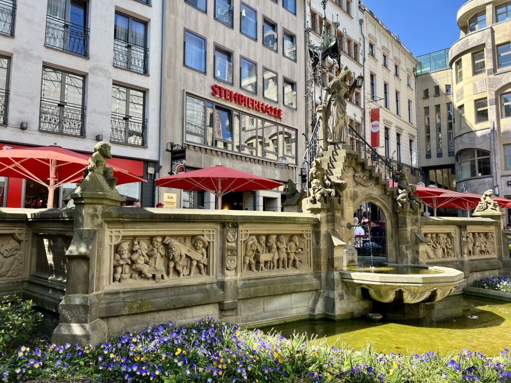 Fuente Heinzelmännchen con esculturas de los duendecillos legendarios de Colonia