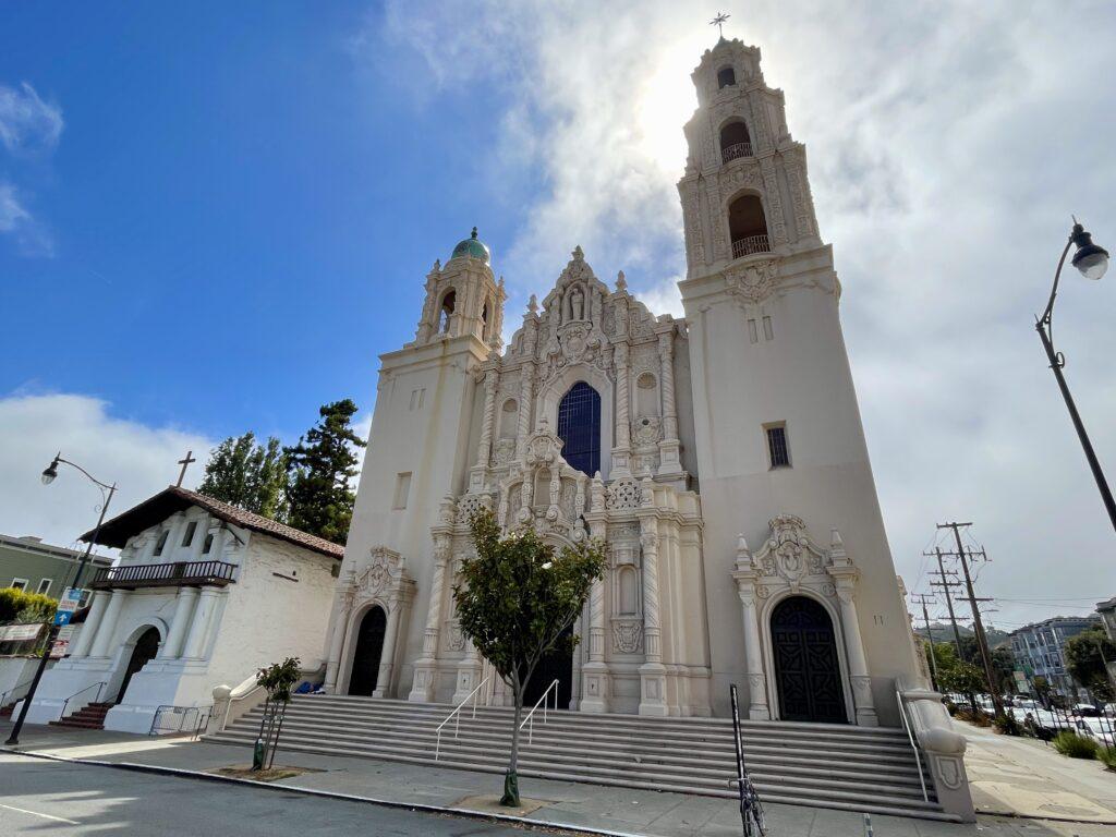 Fachada de Mission Dolores en San Francisco, la misión más antigua de California