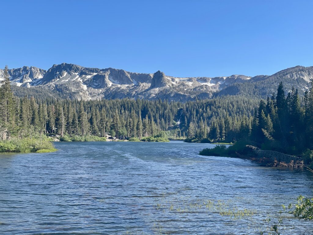Paisaje de Mammoth Lakes con lagos, montañas y naturaleza en California