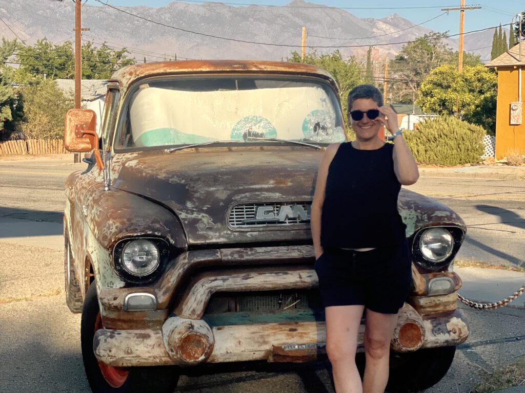 Vehículo antiguo oxidado en una parada típica de la Ruta 66