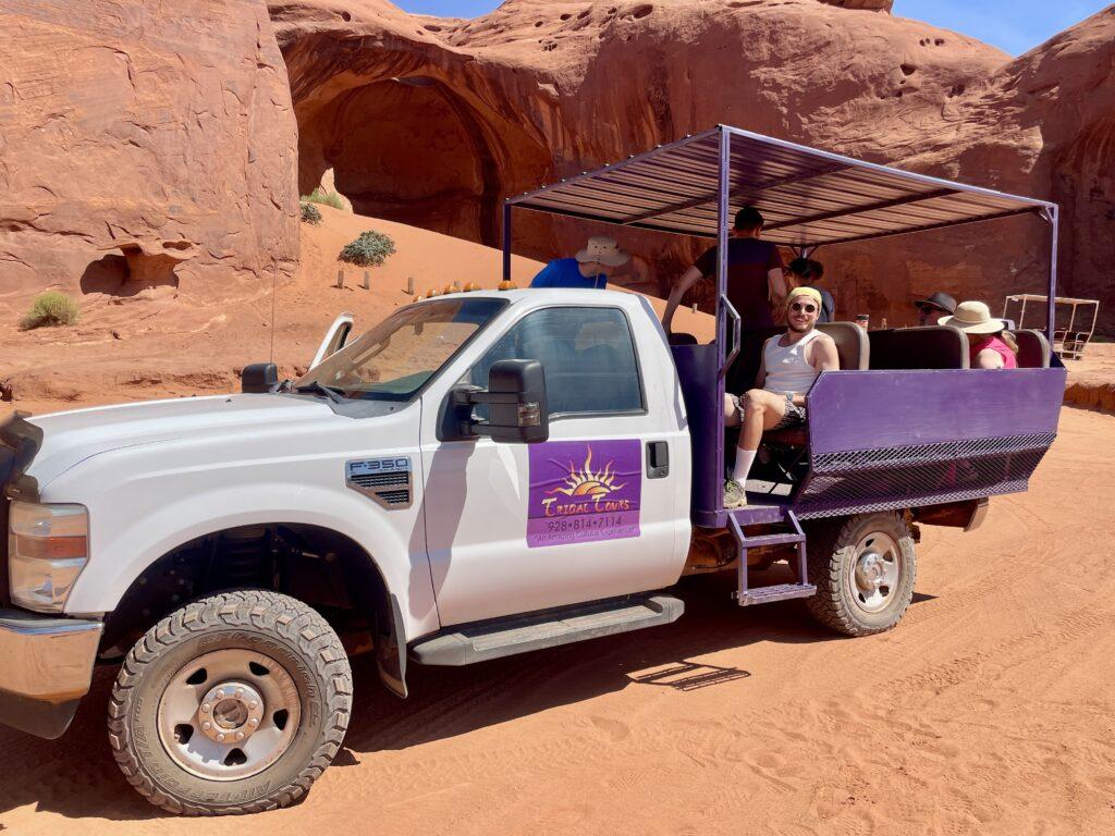 Vehículo 4x4 en Monument Valley durante excursión guiada con navajos, una experiencia imprescindible en la Costa Oeste.