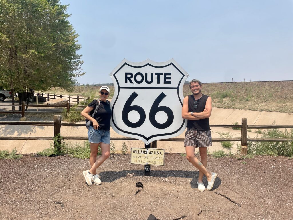 Señal de la Ruta 66 entre fachadas retro y ambiente clásico en Williams, Arizona