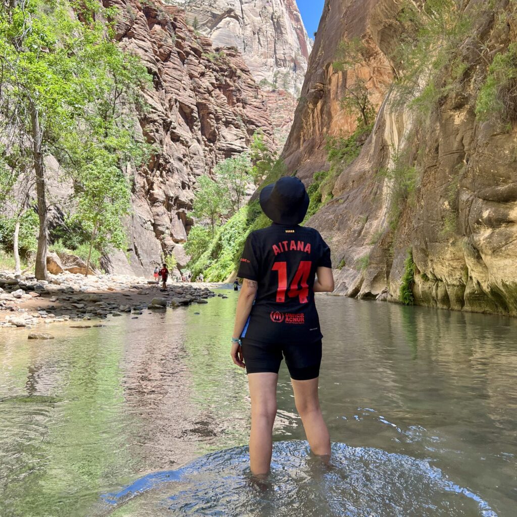 The Narrows en el Parque Nacional de Zion, caminando por el río entre cañones estrechos