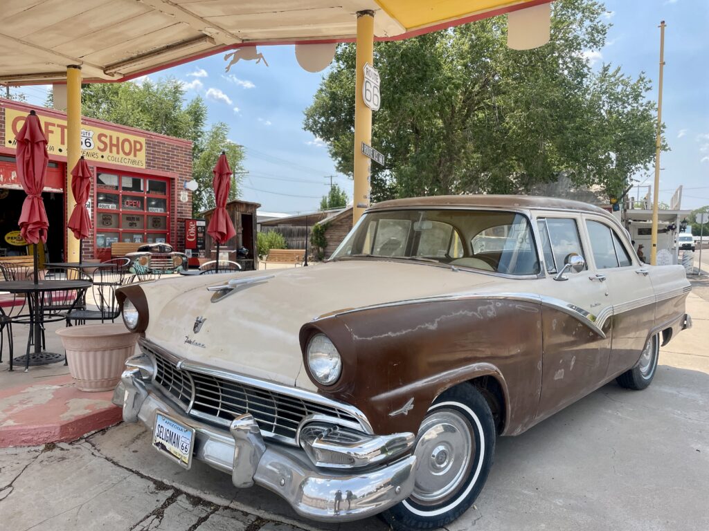 Coche retro decorativo en la histórica Ruta 66 de Estados Unidos
