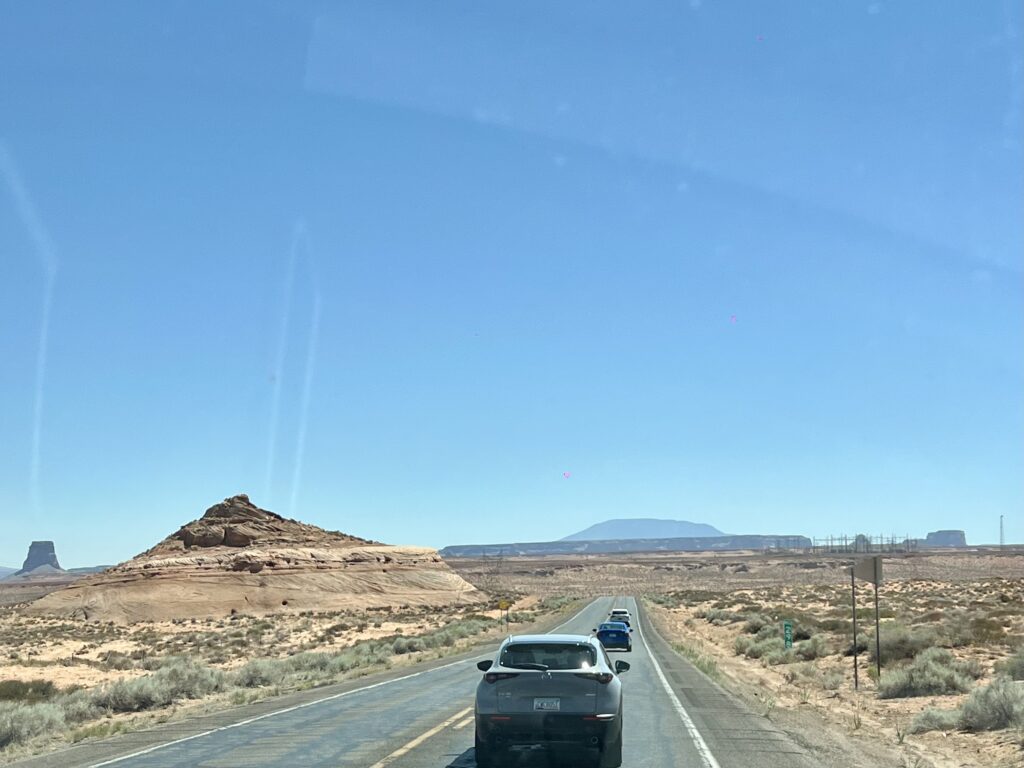 Carretera panorámica entre cañones en la Costa Oeste de USA