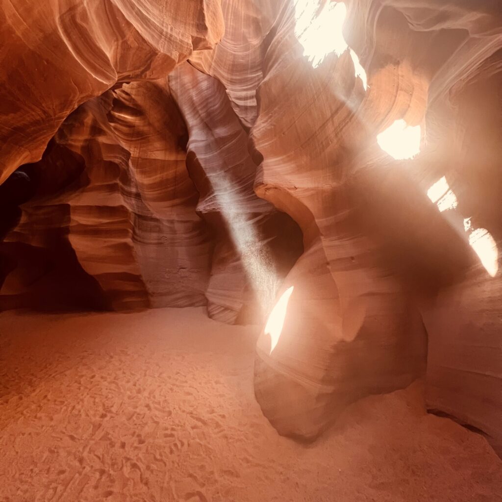 nterior del Antelope Canyon con luz filtrándose entre las rocas, uno de los paisajes más fotogénicos del viaje por la Costa Oeste.