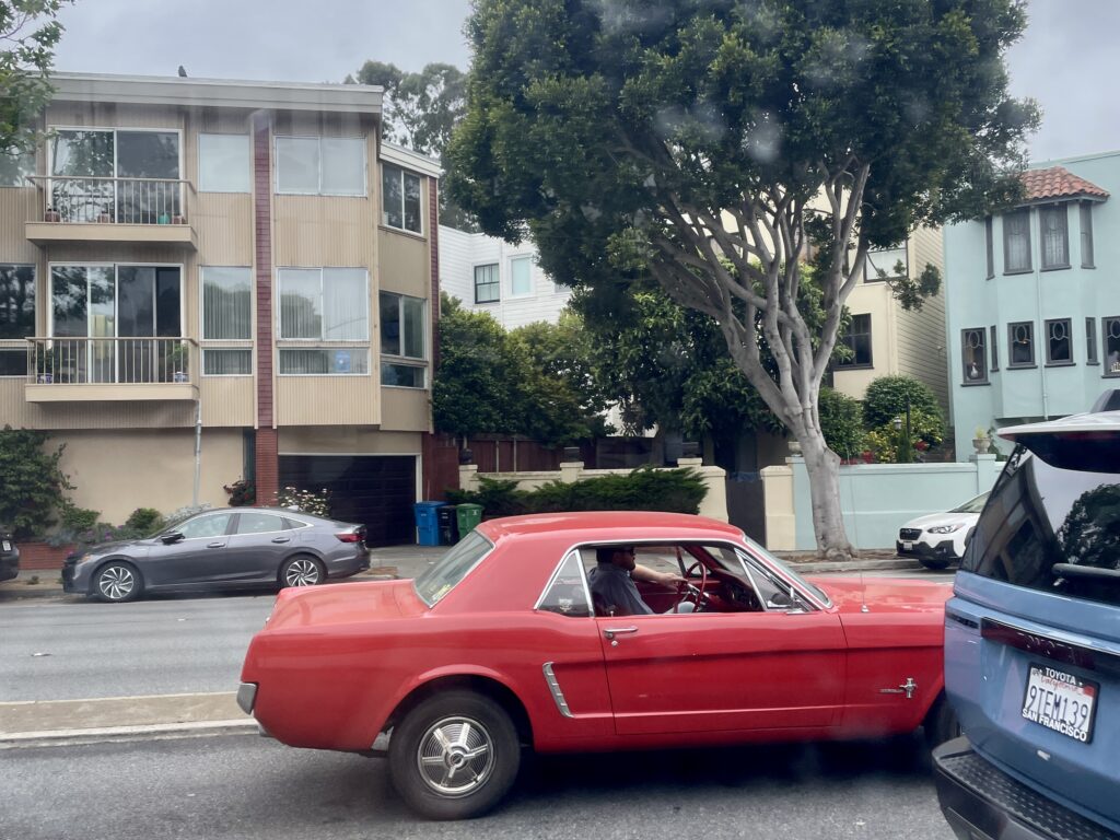 Coche antiguo típico de California en el centro de Los Ángeles