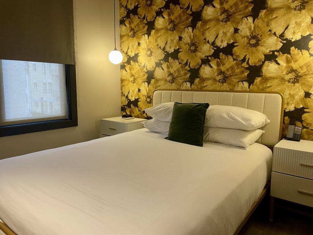 Habitación moderna del Hotel Epik en San Francisco con decoración elegante y luz natural
