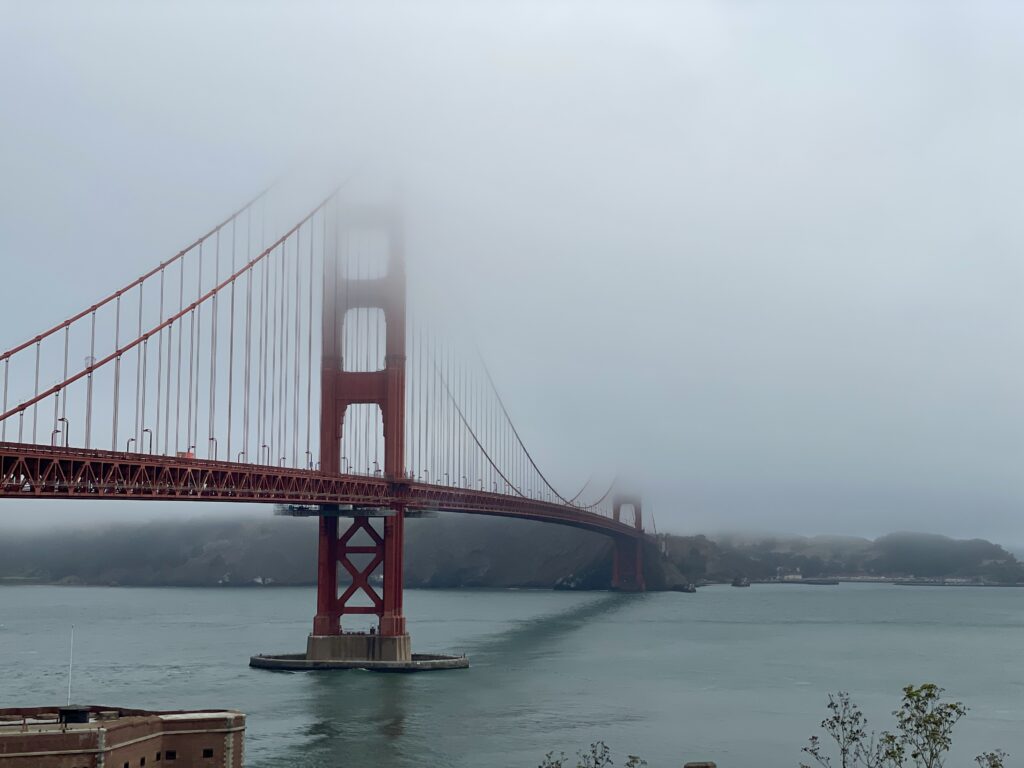 Vista del puente Golden Gate parcialmente cubierto por la niebla en San Francisco.
