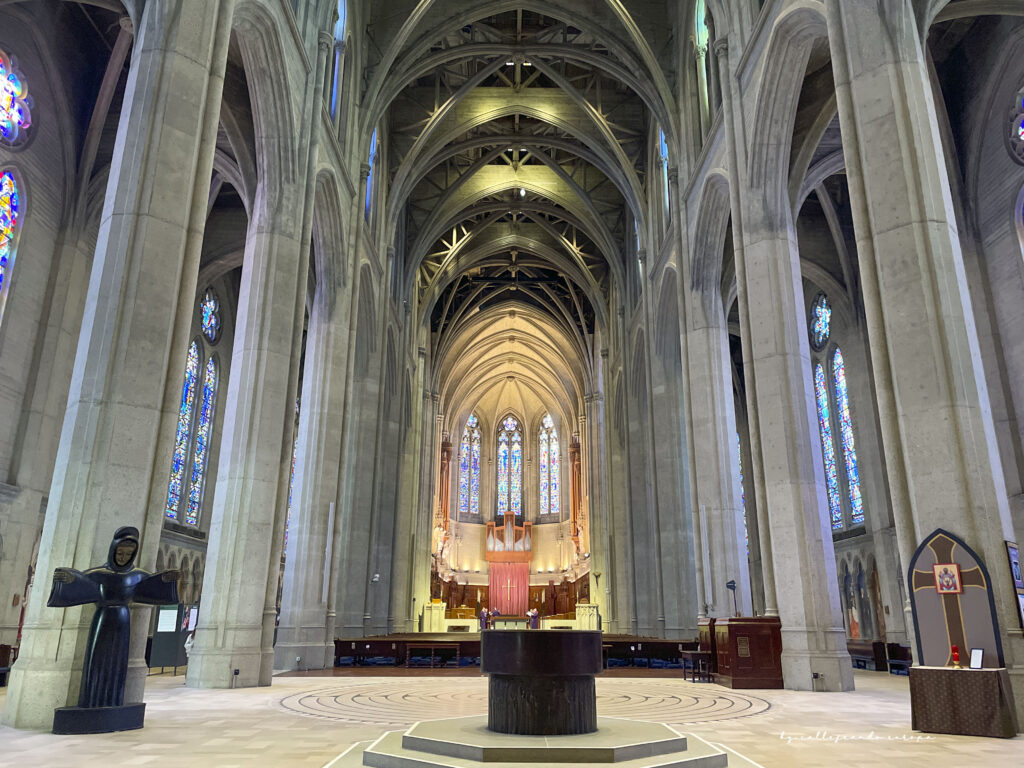 Interior de la neogótica Grace Cathedral en Nob Hill, San Francisco