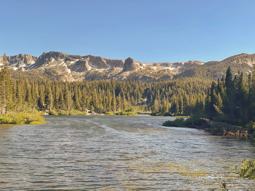 Lago alpino rodeado de montañas y bosques en Mammoth Lakes, California
