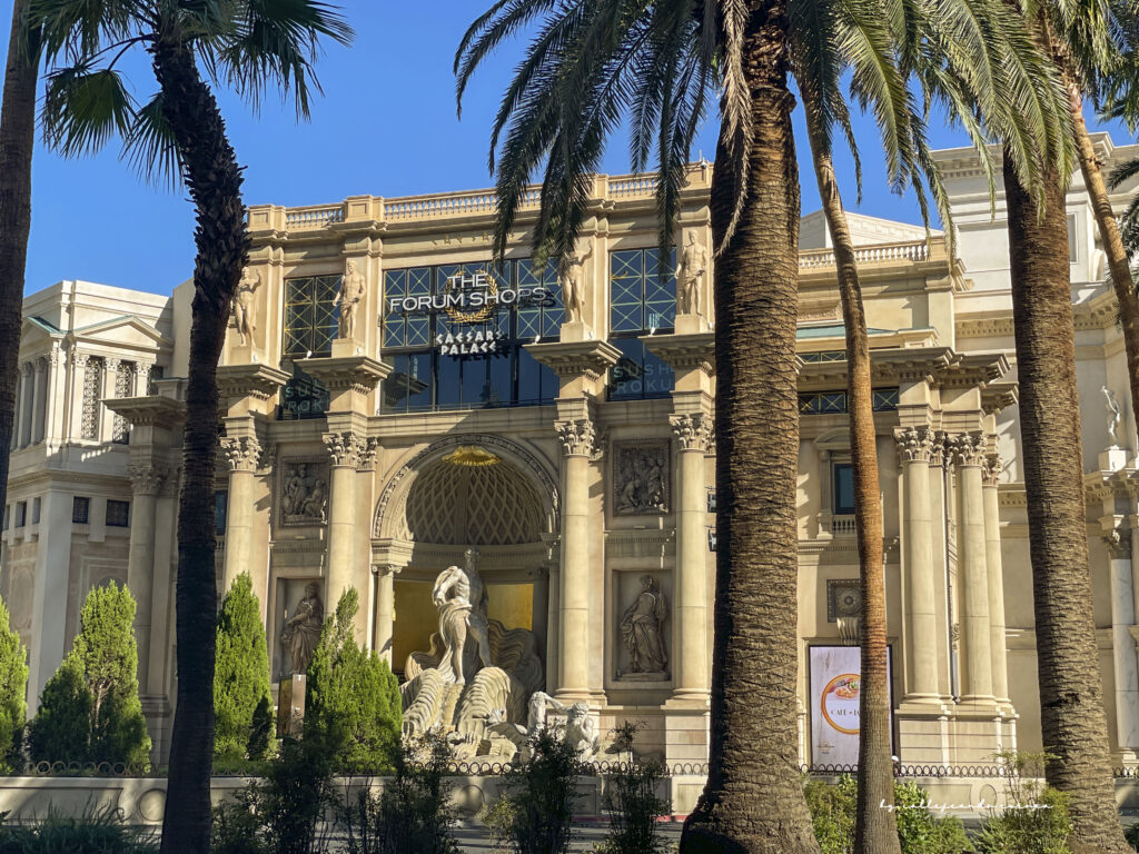 Vista del hotel Caesars Palace de Las Vegas con su decoración de estilo romano