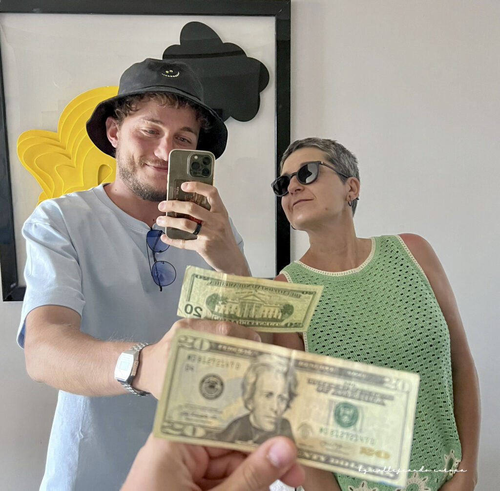Dólares americanos listos para usar en Las Vegas, consejos sobre dónde cambiar dinero sin pagar comisiones
