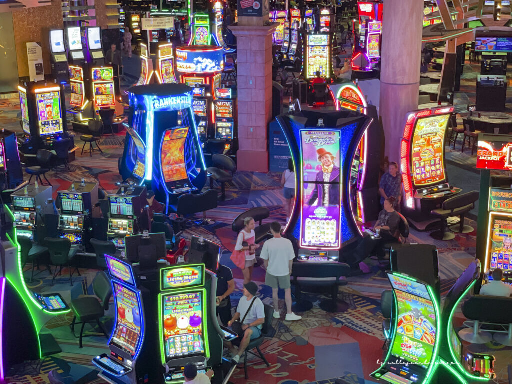 Interior de un casino en Las Vegas con máquinas tragaperras y luces de neón