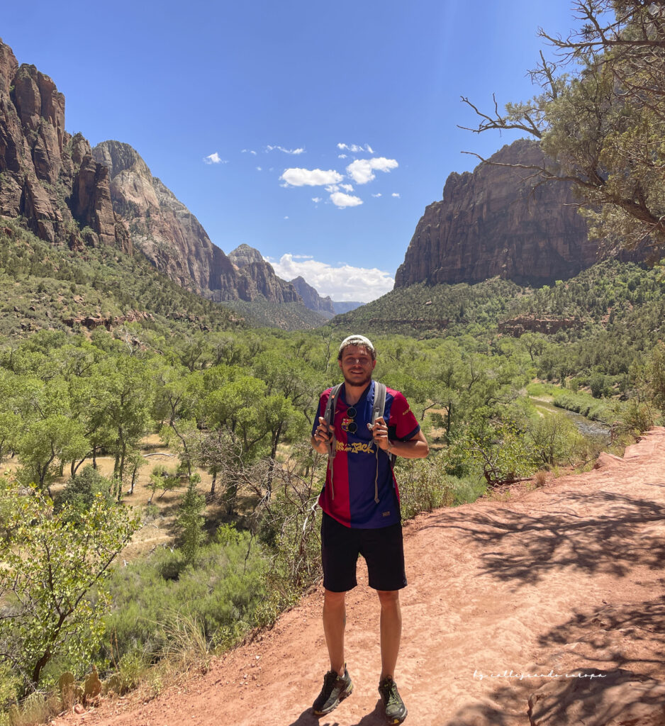 Canyon Junction en Zion National Park con el río Virgin y el pico Watchman al fondo