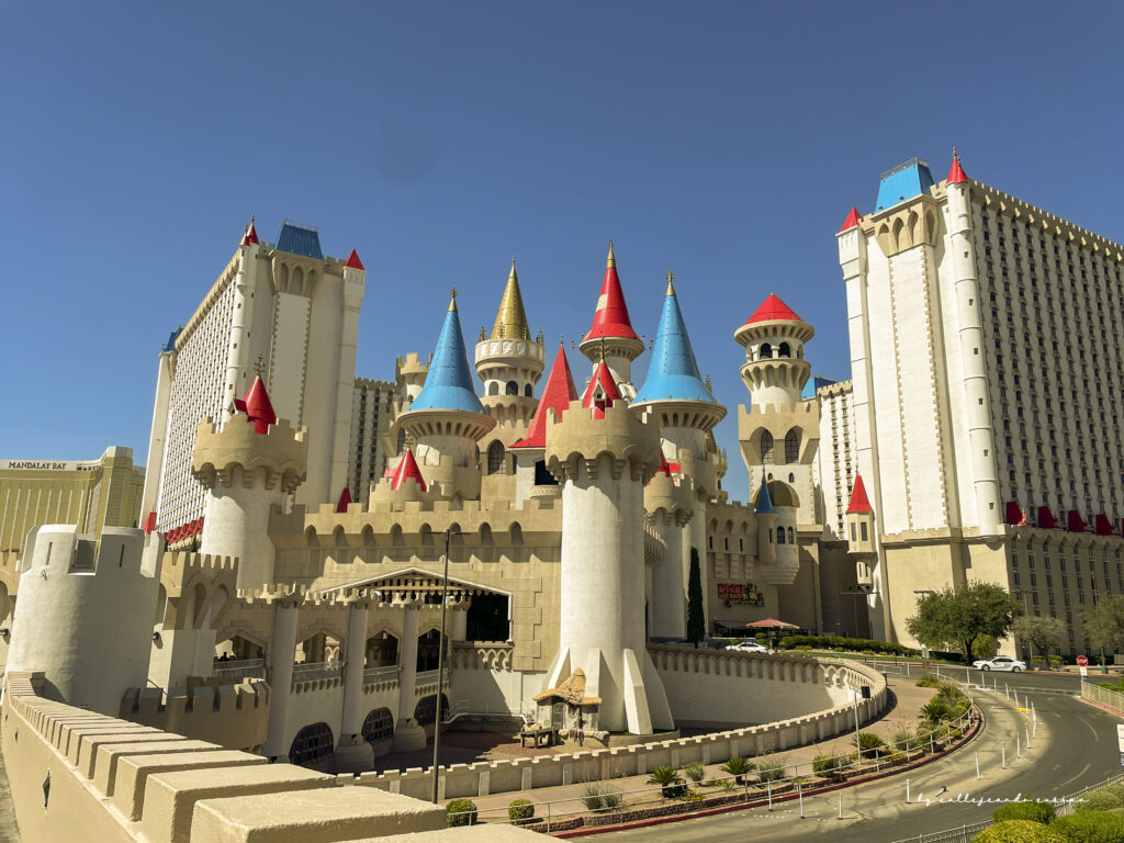 Hotel Excalibur de Las Vegas con su fachada de castillo y torres de colores