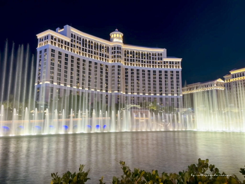 Fuentes del Bellagio en Las Vegas durante el espectáculo de agua y luces en el Strip