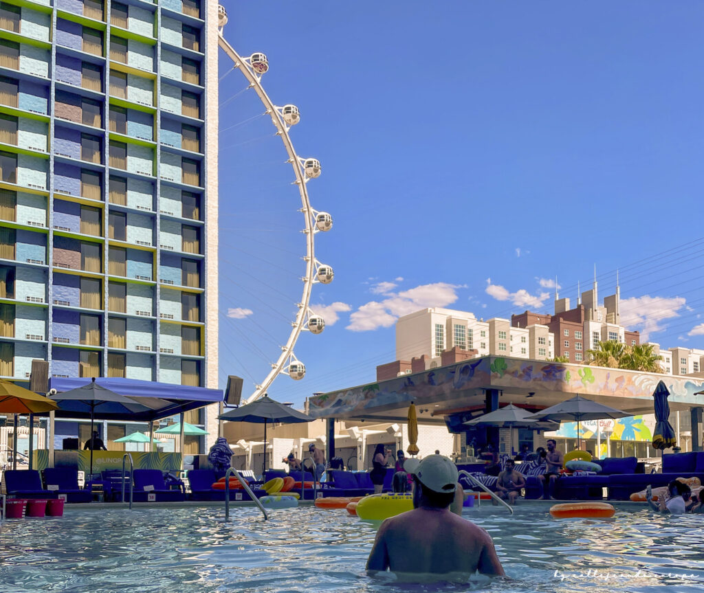 Noria High Roller vista desde la piscina del hotel The LINQ en Las Vegas Strip