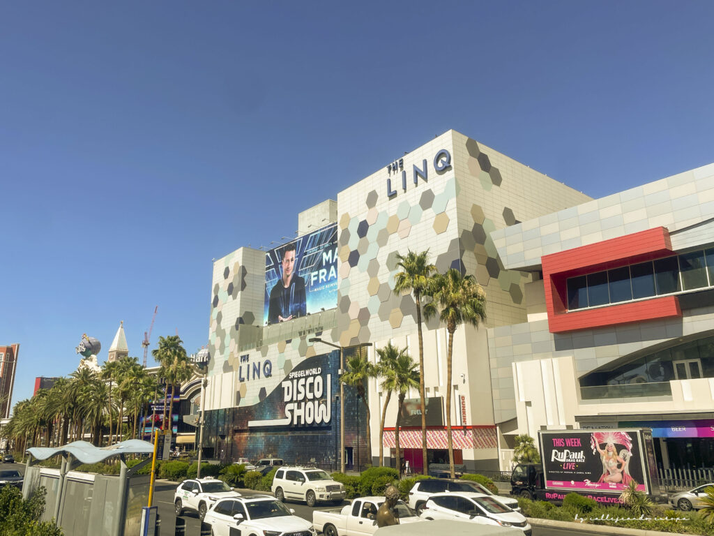Entrada del hotel The LINQ en Las Vegas con coches aparcados en la zona del Strip