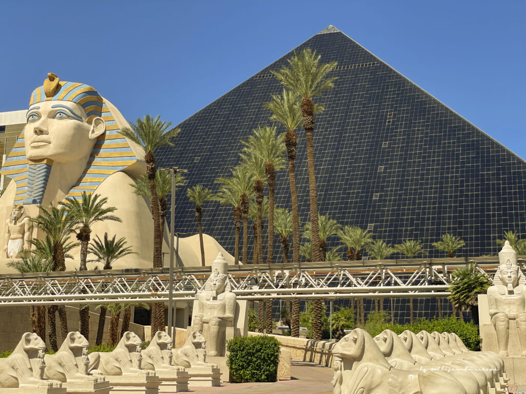 Hotel Luxor de Las Vegas con forma de pirámide que se ilumina de noche