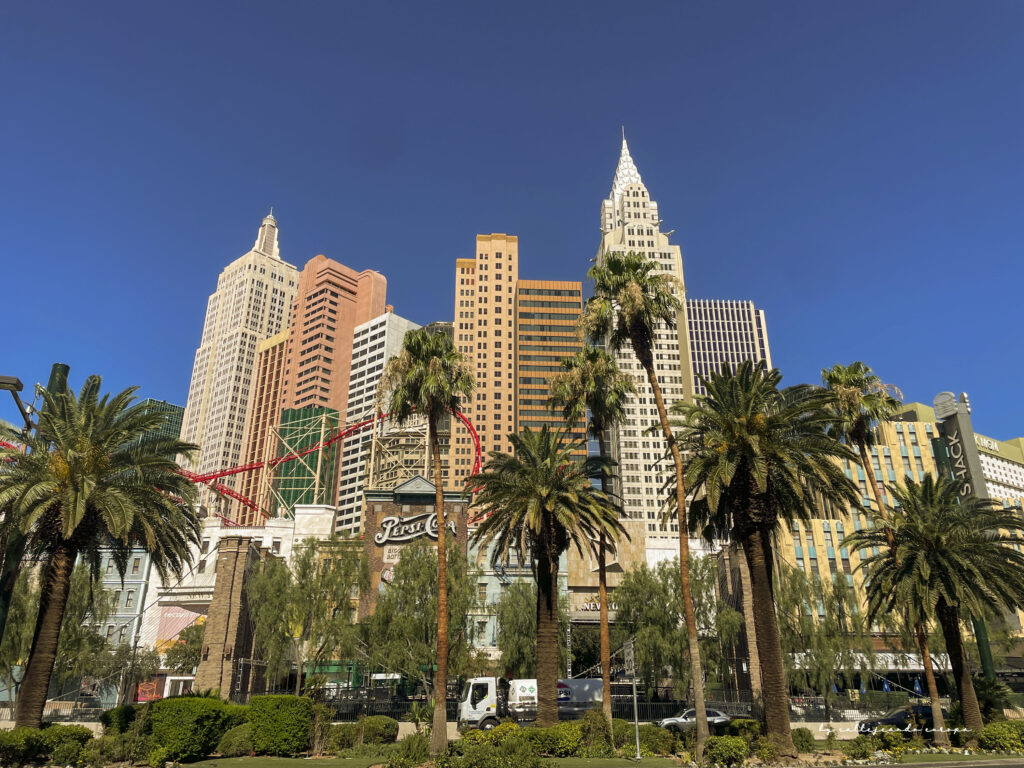 Fachada del hotel New York-New York de Las Vegas con su montaña rusa y rascacielos