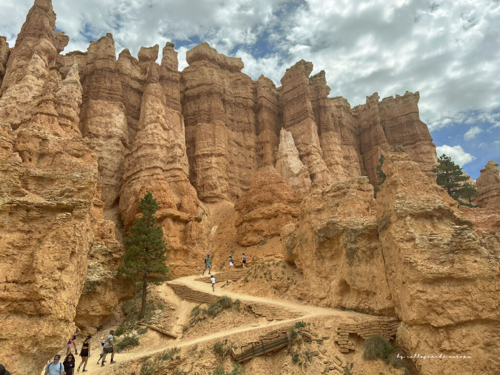 Sendero Queen's Garden Trail entre formaciones rocosas en Bryce Canyon