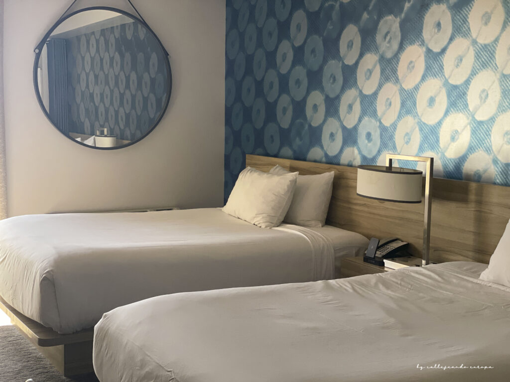 Habitación moderna del hotel The LINQ en Las Vegas con diseño contemporáneo y vistas al Strip