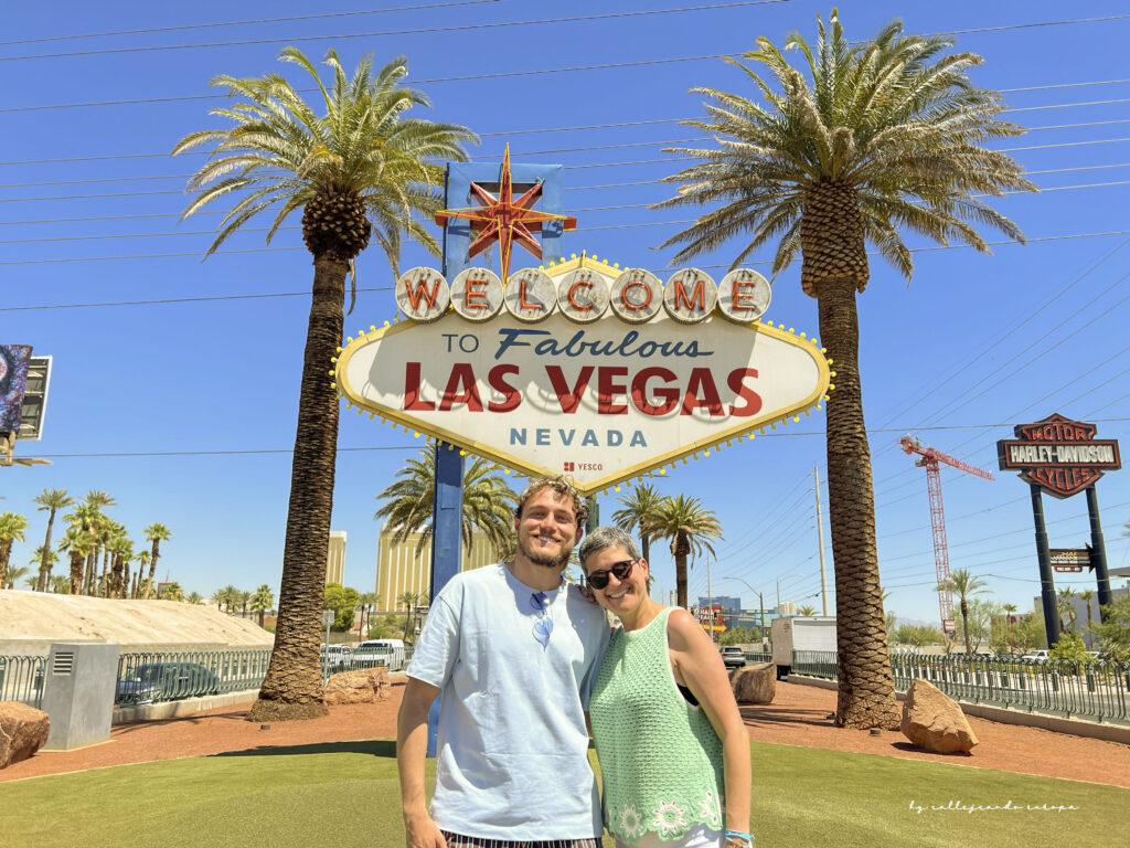 Callejeando Europa frente al cartel Welcome to Fabulous Las Vegas Nevada