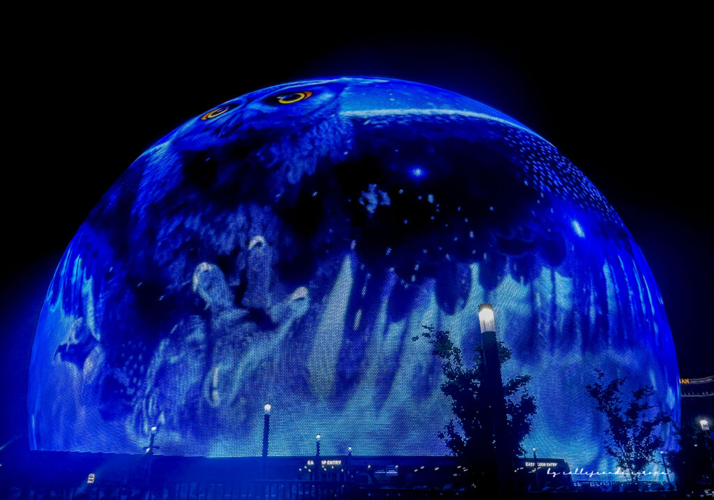 Esfera The Sphere de Las Vegas iluminada por la noche con luces LED y proyecciones digitales