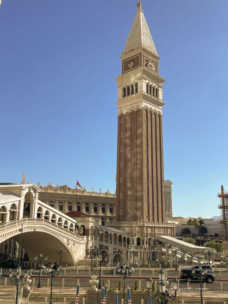 Recreación de la Plaza de San Marcos en el hotel The Venetian de Las Vegas con canales y góndolas
