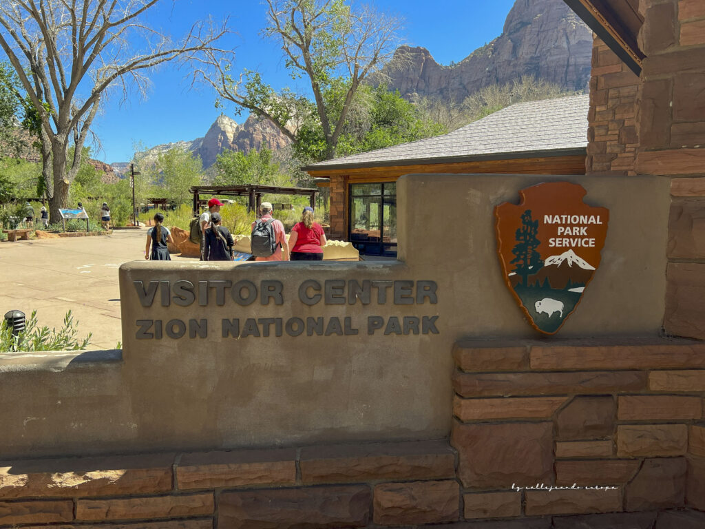 Visitor Center del Parque Nacional Zion, punto de inicio para rutas y mapas del cañón