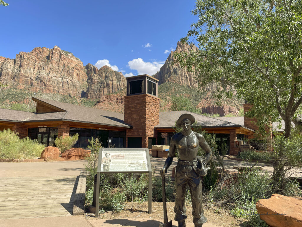 Visitor Center del Parque Nacional Zion, punto de inicio para rutas y mapas del cañón