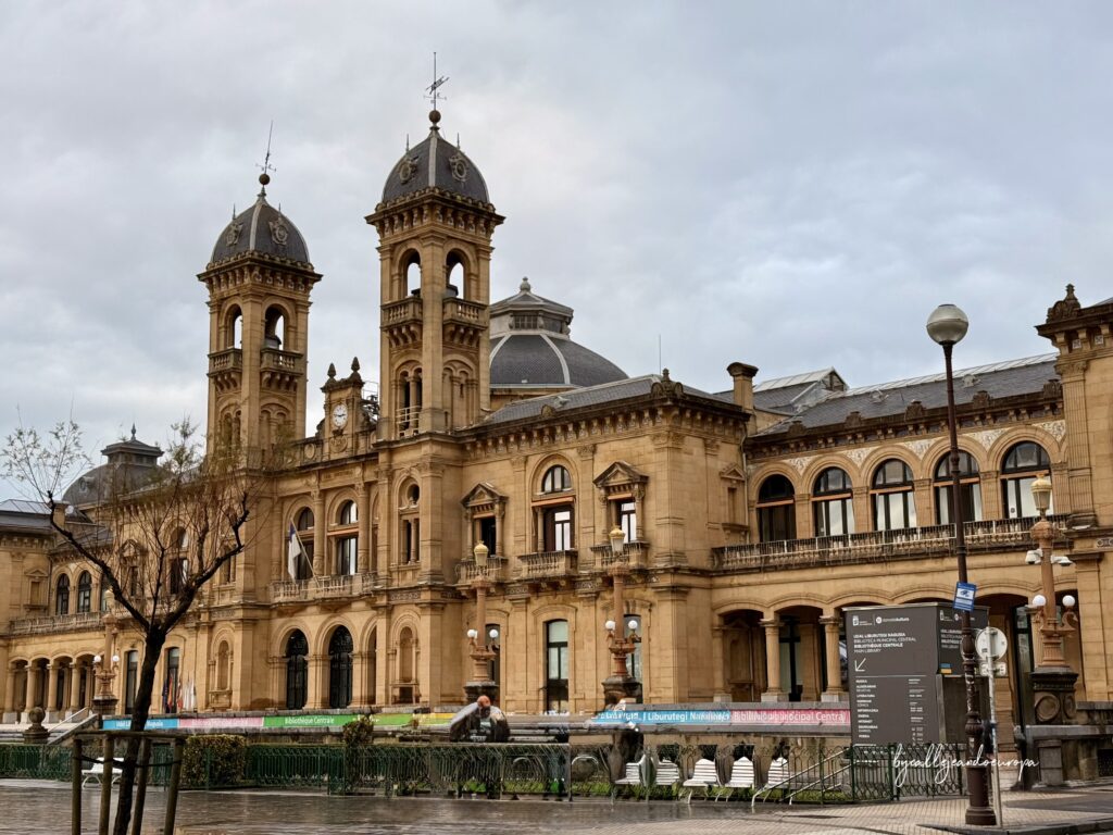 Fachada del Ayuntamiento de San Sebastián junto a la playa de La Concha
