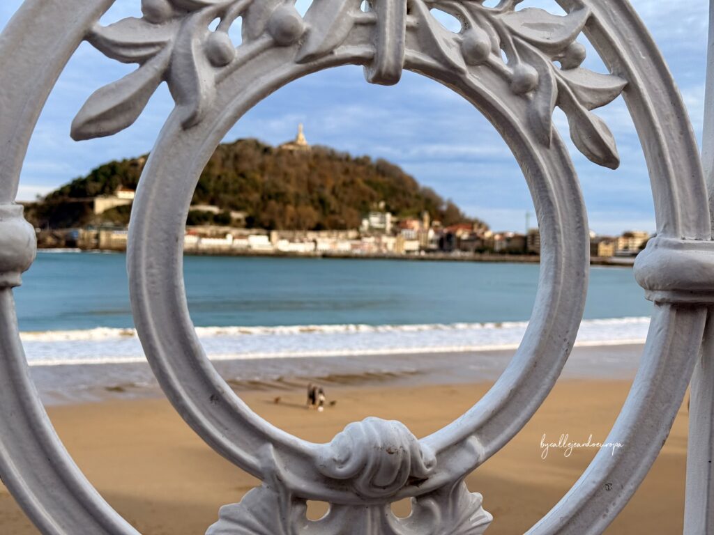 LA FAMOSA BARANDILLA BLANCA DE LA PLAYA DE LA CONCHA EN SAN SEBASTIÁN