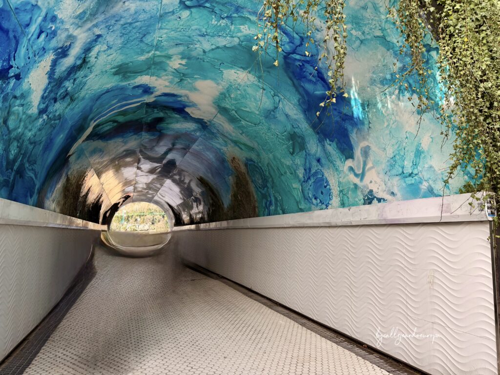 Túnel peatonal de Miramar que conecta la Playa de la Concha con la Playa de Ondarreta en San Sebastián