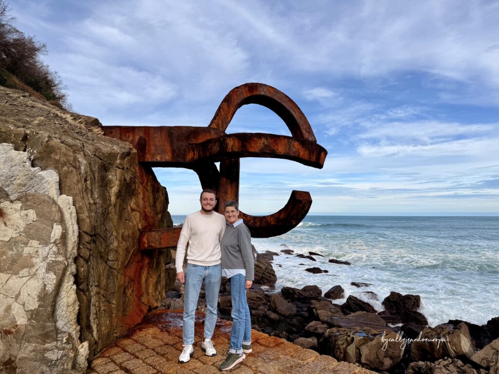 Esculturas del Peine del Viento junto al mar Cantábrico