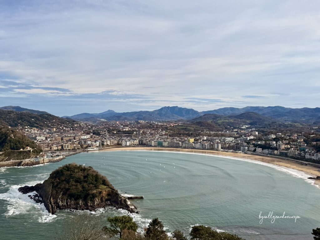 Playa de La Concha con la isla de Santa Clara frente a la ciudad