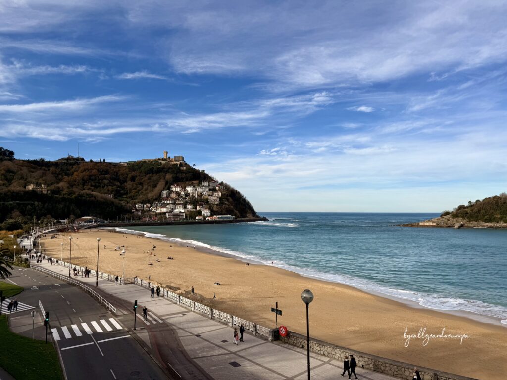 Playa de Ondarreta con vistas al Monte Igueldo en San Sebastián