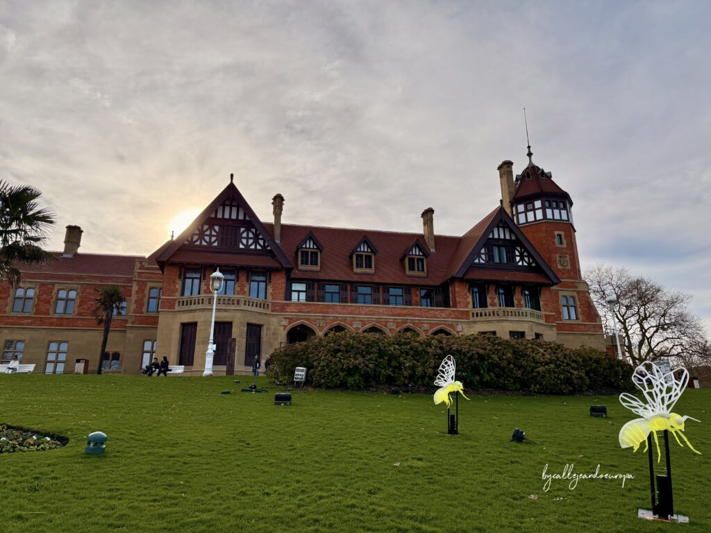 PALACIO DE MIRAMAR, CON VISTAS A LA PLAYA DE LA CONCHA, ONDARRETA E ISLA DE SANTA CLARA.