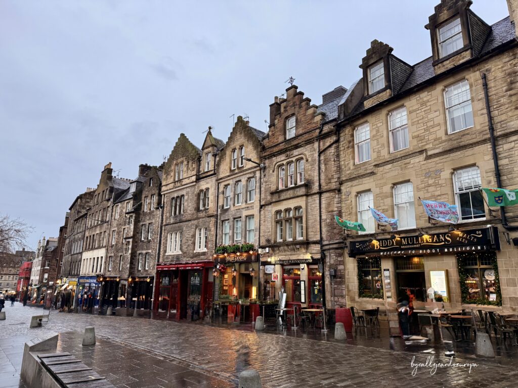 GRASSMARKET ES UNA DE LAS PLAZAS MÁS BONITAS QUE VISITAR EN EDIMBURGO