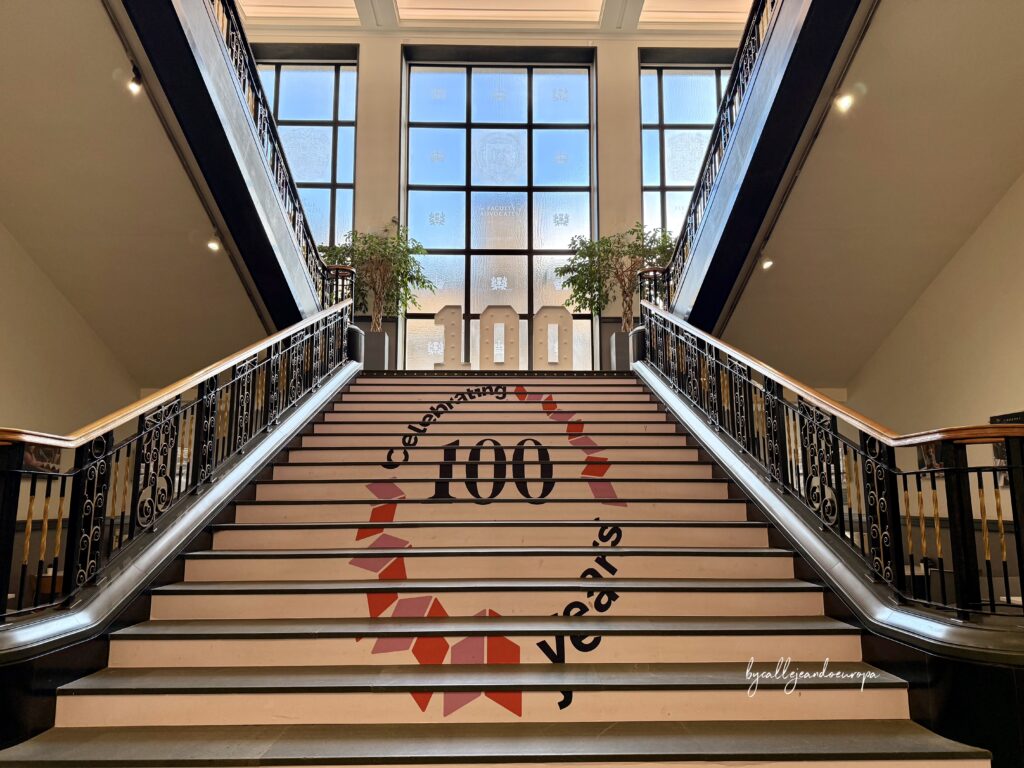 ESCALERA PRINCIPAL DE LA BIBIOTECA NACIONAL DE ESCOCIA EN EDIMBURGO