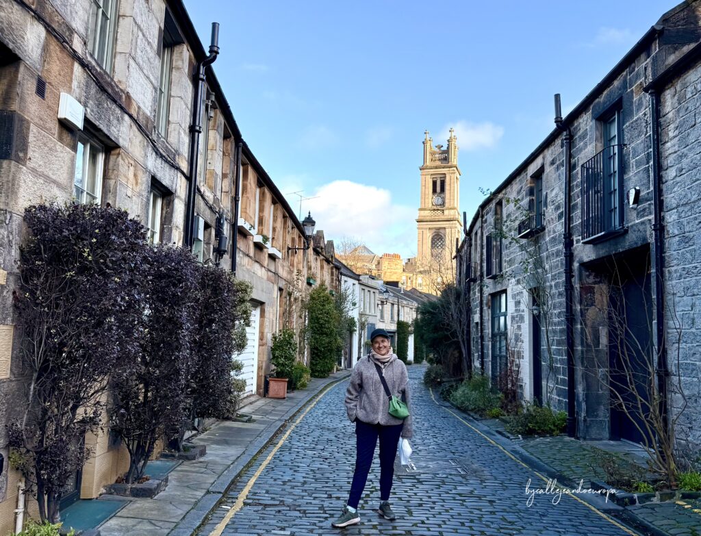 Circus Lane es una de las calles más pintorescas y fotografiadas de Edimburgo, situada en el barrio residencial de Stockbridge